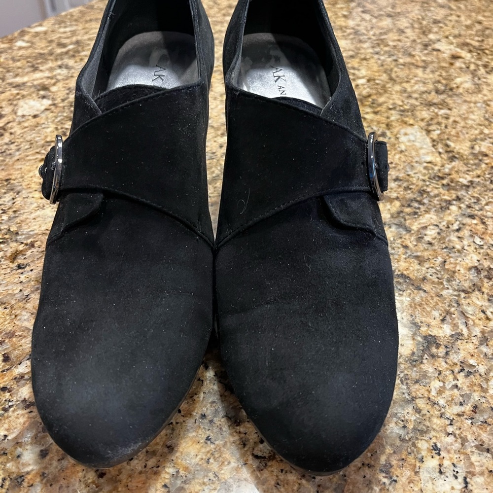 Anne Klein suede shooties - Picture 5 of 5